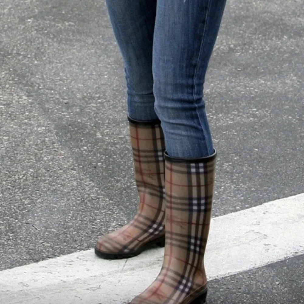 Burberry Haymarket Check Pattern Rubber Rain Boots! - Picture 11 of 12